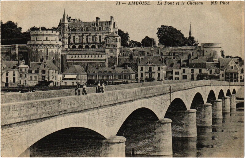 Carte postale ancienne Amboise Le Pont et le Chateau à Amboise