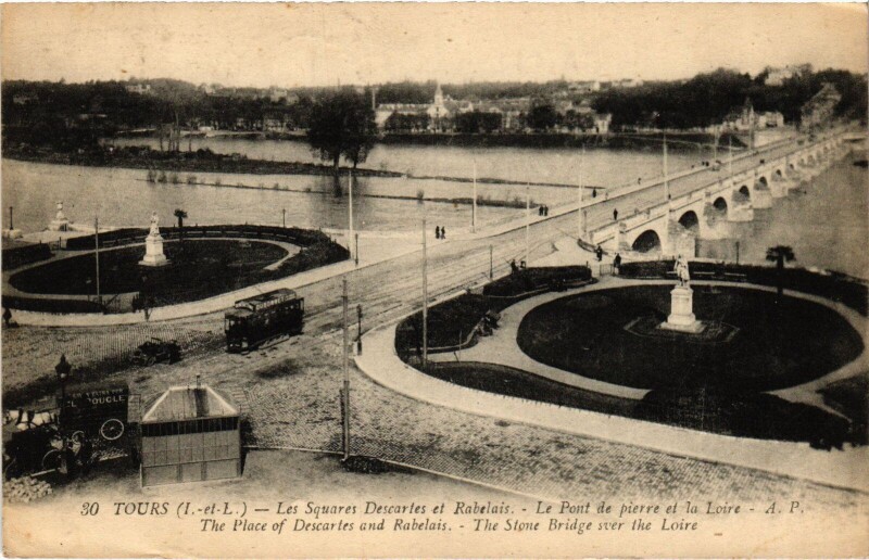 Carte postale ancienne Tours Les Squares Descartes et Rabelais à Descartes