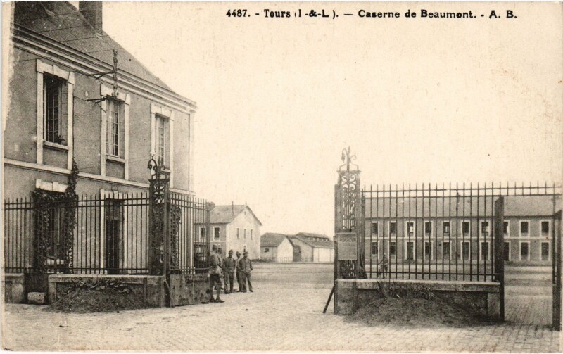 Carte postale ancienne Tours Caserne de Beaumont à Tours