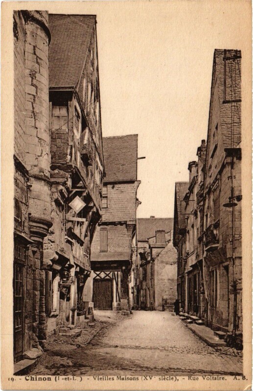 Carte postale ancienne Chinon Rue Voltaire - Vieilles Maisons à Chinon