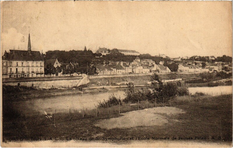 Carte postale ancienne Tours Coteau Saint-Symphorien - Ecole Normale de Jeunes Filles à Tours