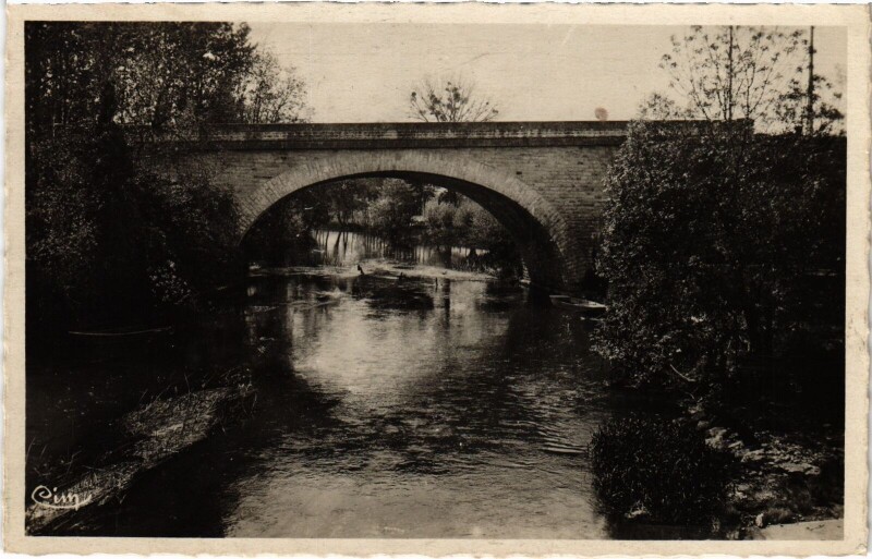 Carte postale ancienne Cormery Le Petit Pont sur l'Indre à Cormery