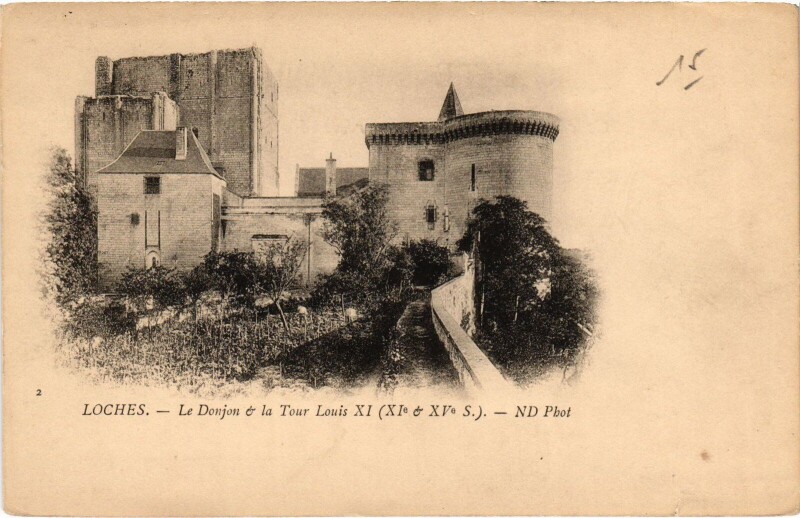 Carte postale ancienne Loches Le Donjon et la Tour Louis Xi à Loches
