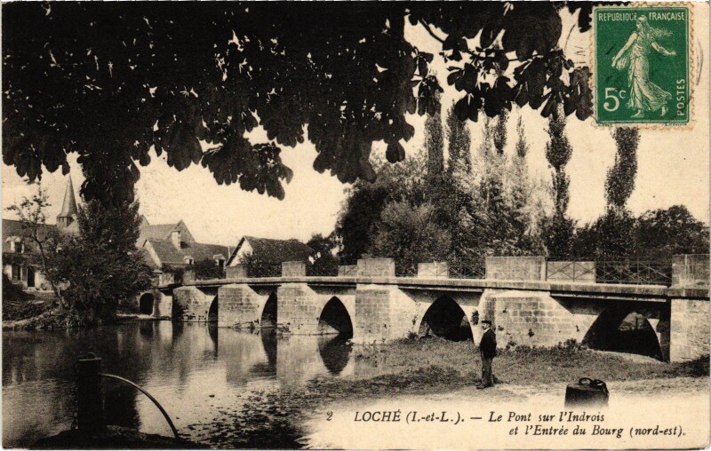 Carte postale ancienne Loches Le Pont sur l'Indrois - Entree du Bourg à Loches