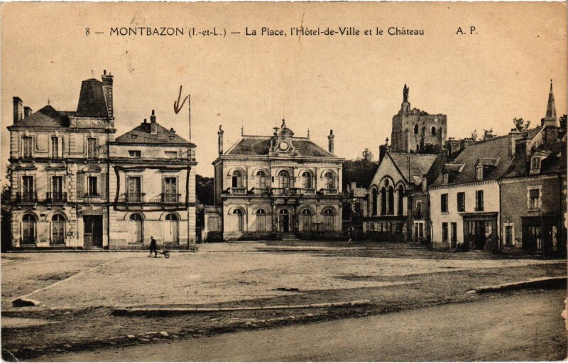 Carte postale ancienne Montbazon La Place - Hotel de Ville - Chateau à Montbazon