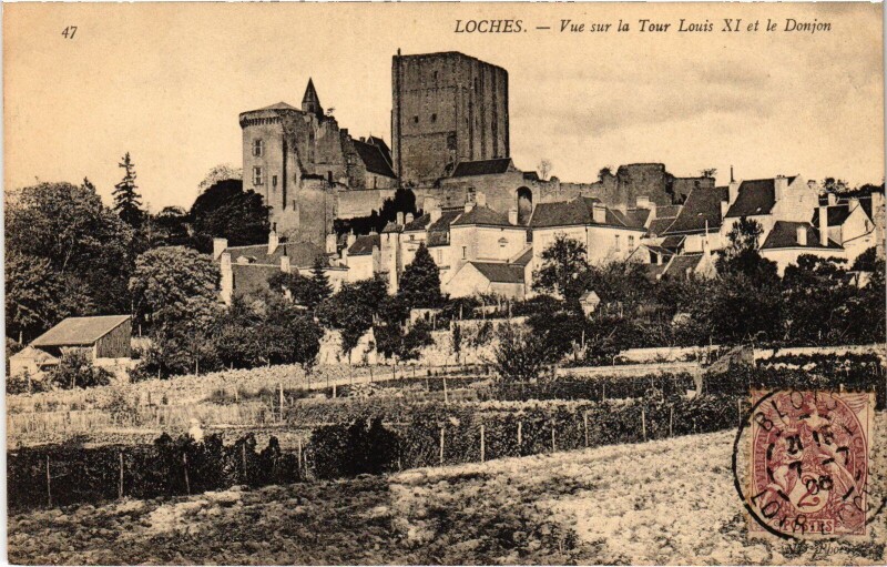 Carte postale ancienne Loches Vue sur la Tour Louis Xi et le Donjon à Loches