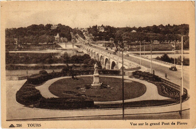 Carte postale ancienne Tours Vue sur le Grand Pont de Pierre à Tours