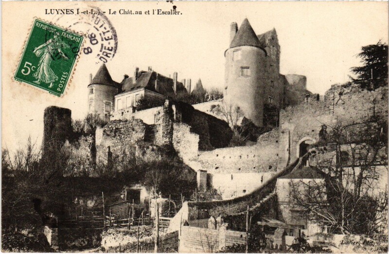 Carte postale ancienne Luynes Chateau - Escalier à Luynes
