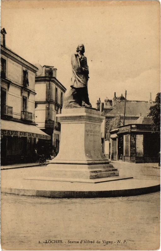 Carte postale ancienne Loches Statue Alfred de Vigny à Loches