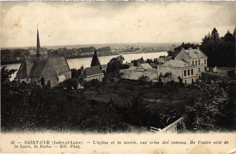 Carte postale ancienne Saint-Cyr-sur-Loire L'Eglise et la Mairie à Saint-Cyr-sur-Loire