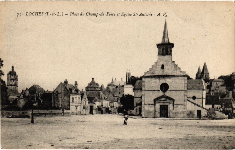 Carte postale ancienne Loches Place du Champ-de-Foire - Eglise Saint-Antoine à Loches