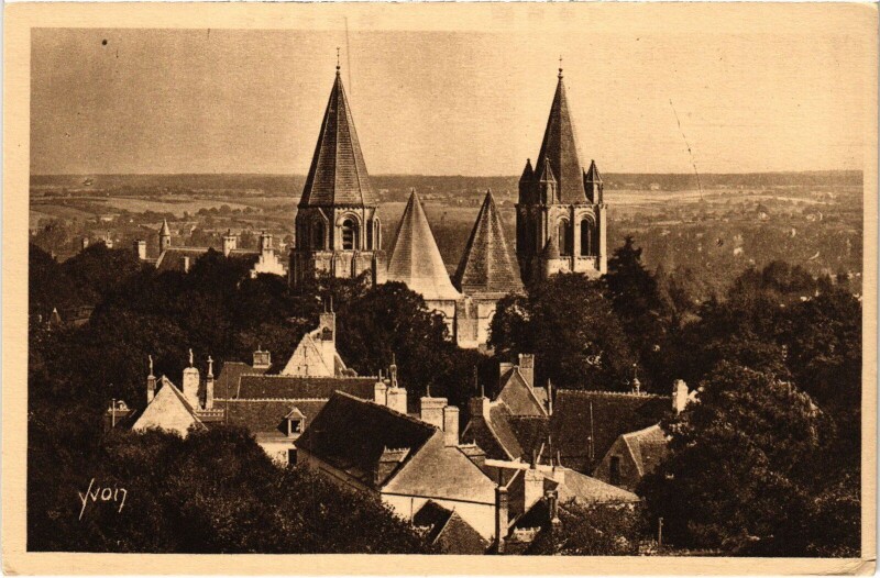 Carte postale ancienne Loches Collegiale Saint-Ours à Loches