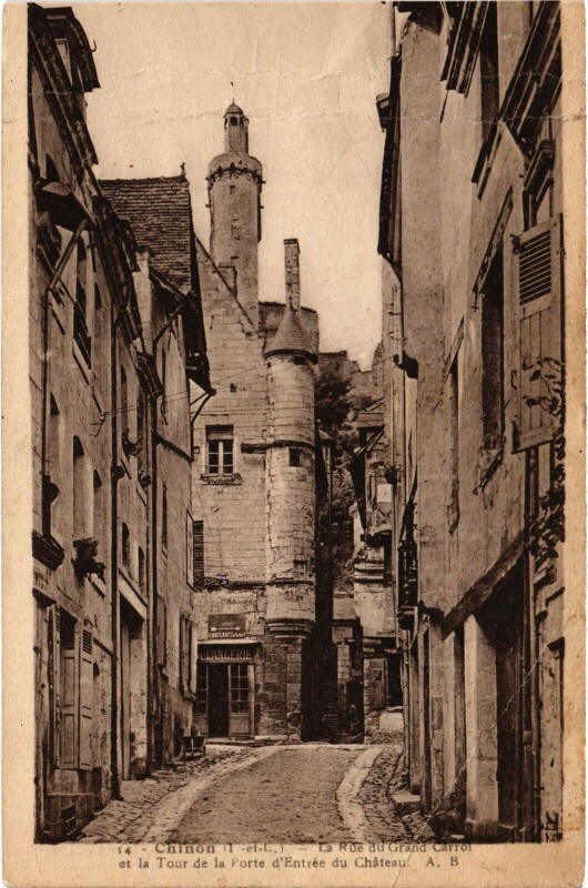 Carte postale ancienne Chinon Rue du Grand Carroi à Chinon