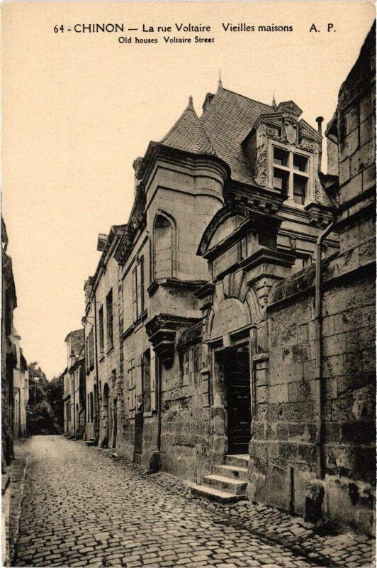Carte postale ancienne Chinon Rue Voltaire - Vieilles Maisons à Chinon