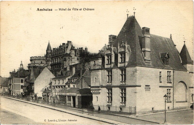 Carte postale ancienne Amboise Chateau - Hotel de Ville à Amboise