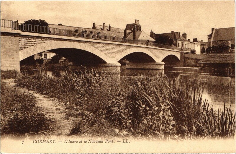 Carte postale ancienne Cormery L'Indre et le Nouveau Pont à Cormery