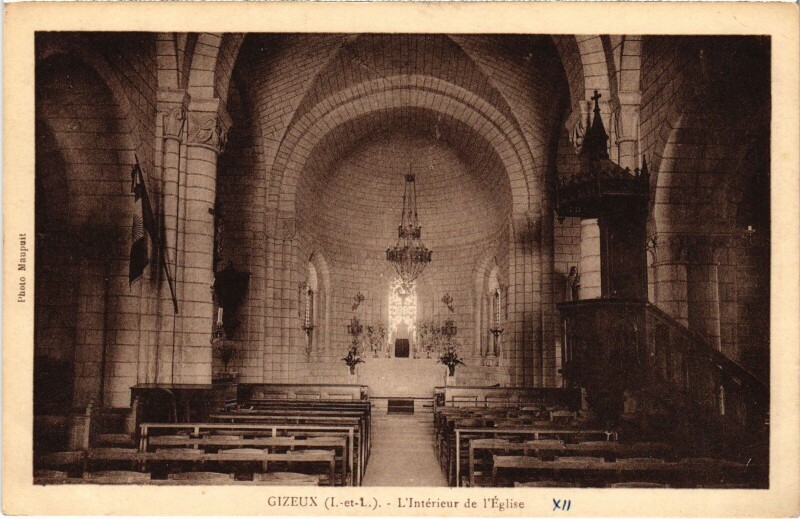 Carte postale ancienne Gizeux Interieur de l'Eglise à Gizeux