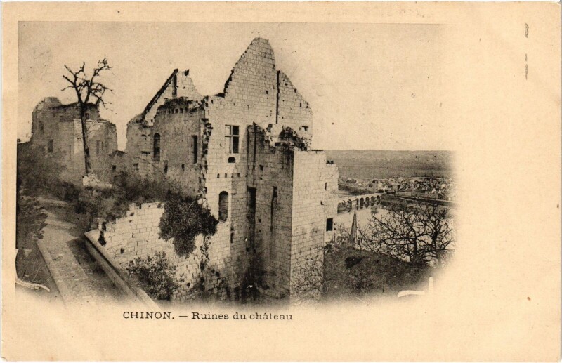Carte postale ancienne Chinon Ruines du Chateau à Chinon