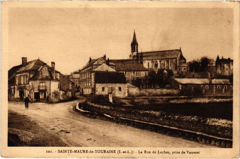 Carte postale ancienne Sainte-Maure-de-Touraine La Rue de Loches prise de Vauvert à Loches