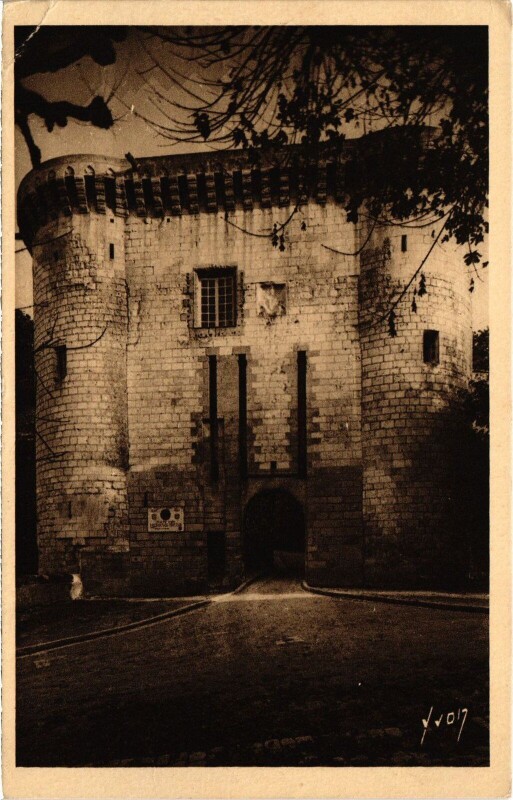 Carte postale ancienne Loches Le Chateau à Loches
