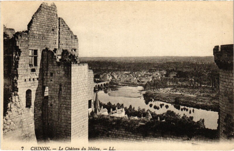 Carte postale ancienne Chinon Chateau du Milieu à Chinon