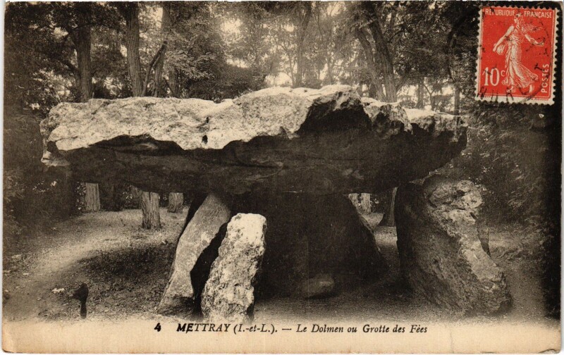 Carte postale ancienne Mettray Dolmen ou Grotte des Fees à Mettray