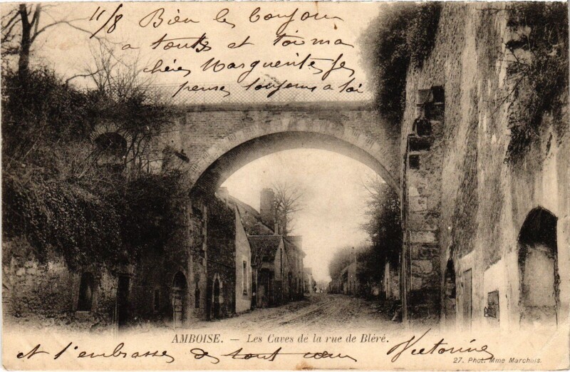 Carte postale ancienne Amboise Les Caves de la Rue de Blere à Amboise
