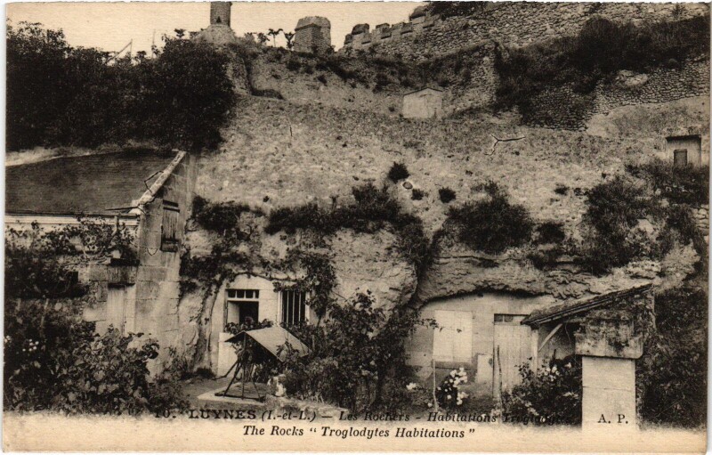 Carte postale ancienne Luynes Habitations Troglodytes à Luynes