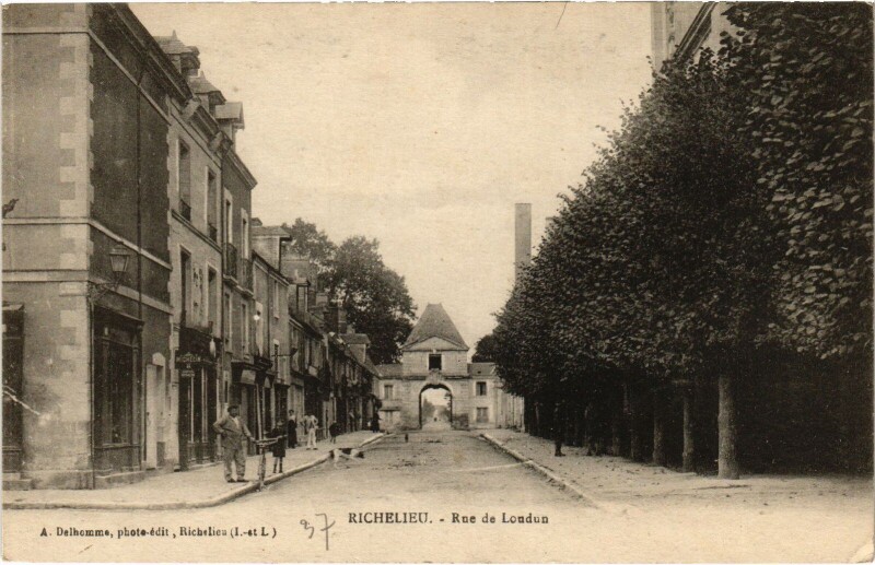 Carte postale ancienne Richelieu Rue de Loudun à Richelieu