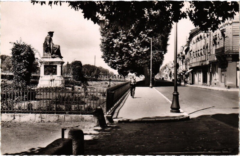 Carte postale ancienne Chinon Statue de Rabelais - Quai Jeanne d'Arc à Chinon