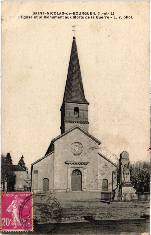 Carte postale ancienne Saint-Nicolas-de-Bourgueil Monument aux Morts - Eglise à Bourgueil