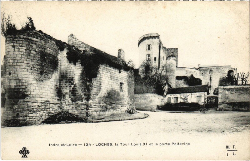 Carte postale ancienne Loches Tour Louis Xi - Porte Poitevine à Loches