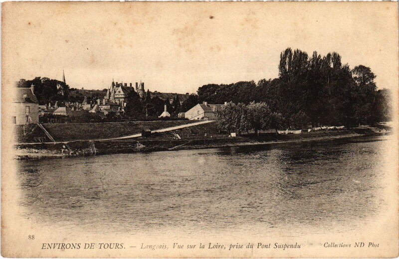 Carte postale ancienne Langeais Vue sur la Loire prise du Pont Suspendu à Langeais