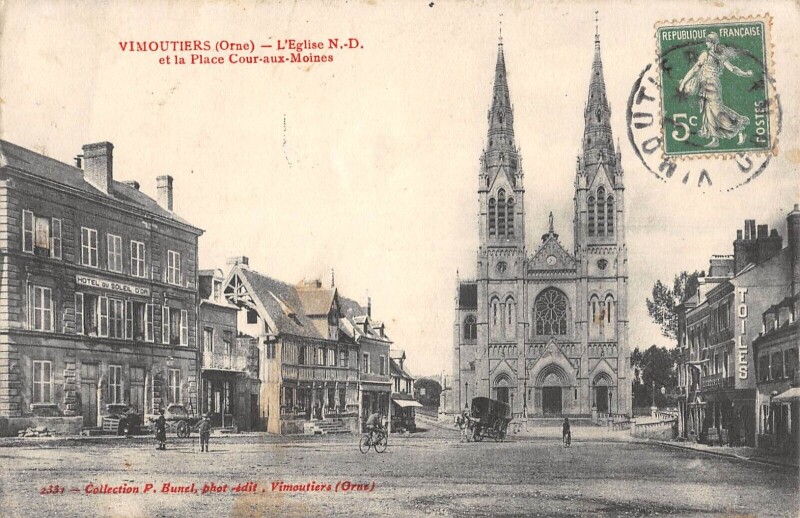 Carte postale ancienne Vimoutiers - L'Eglise N.D. Et La Place Cour Aux Moines à Vimoutiers