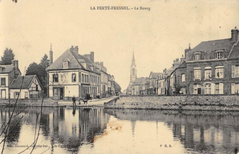 Carte postale ancienne La Ferte Fresnel - Le Bourg