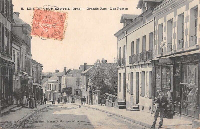 Carte postale ancienne Le Mesle Sur Sarthe - Grande Rue - Les Postes