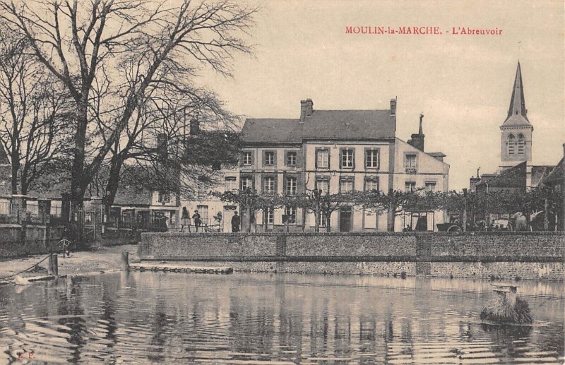 Carte postale ancienne Moulins La Marche - L'Abreuvoir à Moulins-la-Marche