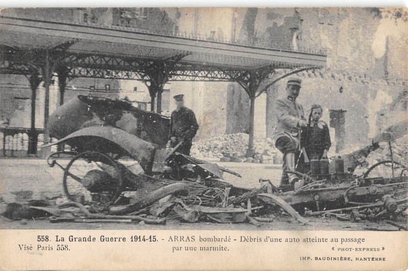 Carte postale ancienne Arras Bombarde - Debris D'Une Auto Atteinte Au Passage Par Une Marmite à Arras
