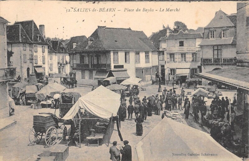 Carte postale ancienne Salies De Bearn - Place Du Bayaa - Le Marche