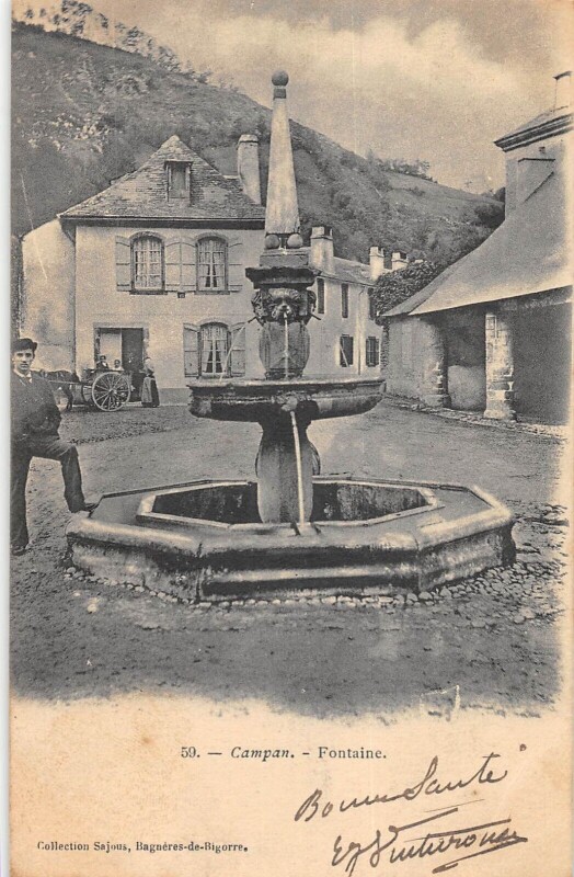Carte postale ancienne Campan - Fontaine à Campan