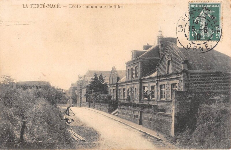 Carte postale ancienne La Ferte Mace - Ecole Communale De Filles