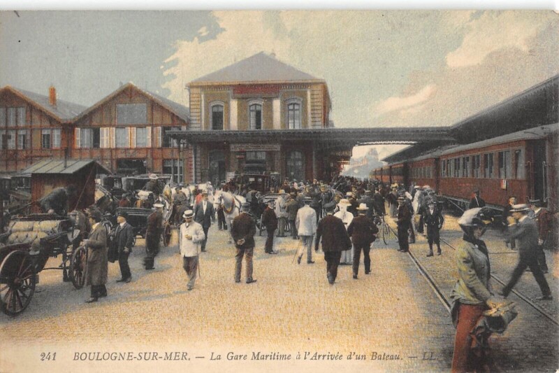 Carte postale ancienne Boulogne Sur Mer - La Gare Maritime A L'Arrivee D'Un Bateau à Boulogne-sur-Mer