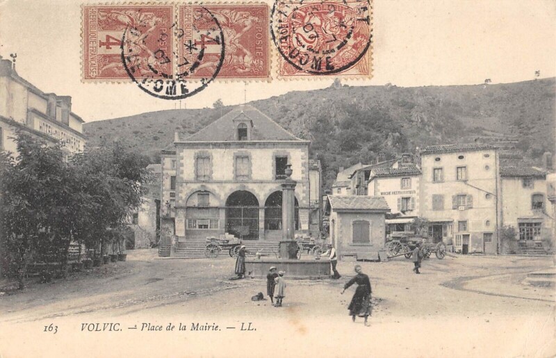 Carte postale ancienne Volvic - Place De La Mairie à Volvic
