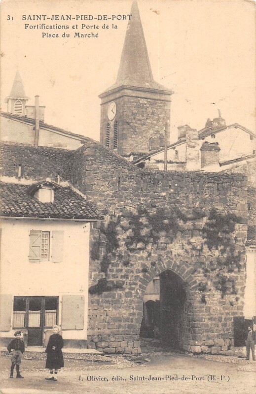 Carte postale ancienne Saint Jean Pied De Port - Fortifications Et Porte De La Place Du Marche à Saint-Jean-Pied-de-Port