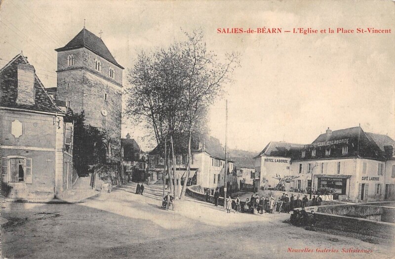 Carte postale ancienne Salies De Bearn - Eglise Place Saint Vincent à Saint-Vincent