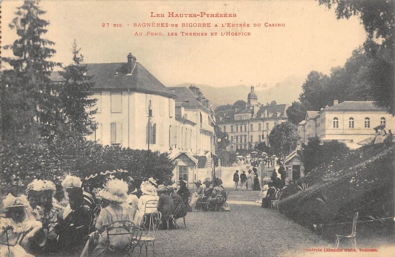 Carte postale ancienne Bagneres De Bigorre A L'Entree Du Casino