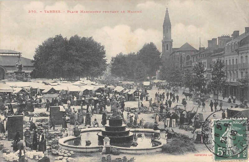 Carte postale ancienne Tarbes - Place Marcadieu Pendant Le Marche à Tarbes