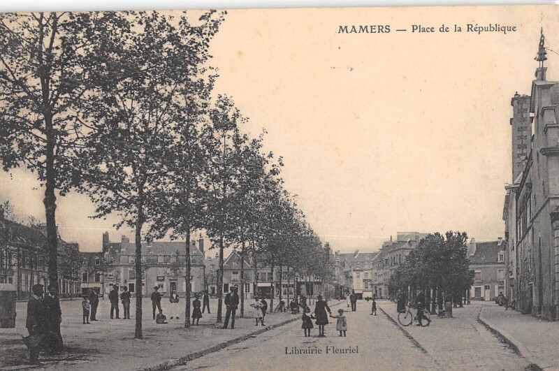 Carte postale ancienne Mamers - Place De La Republique à Mamers