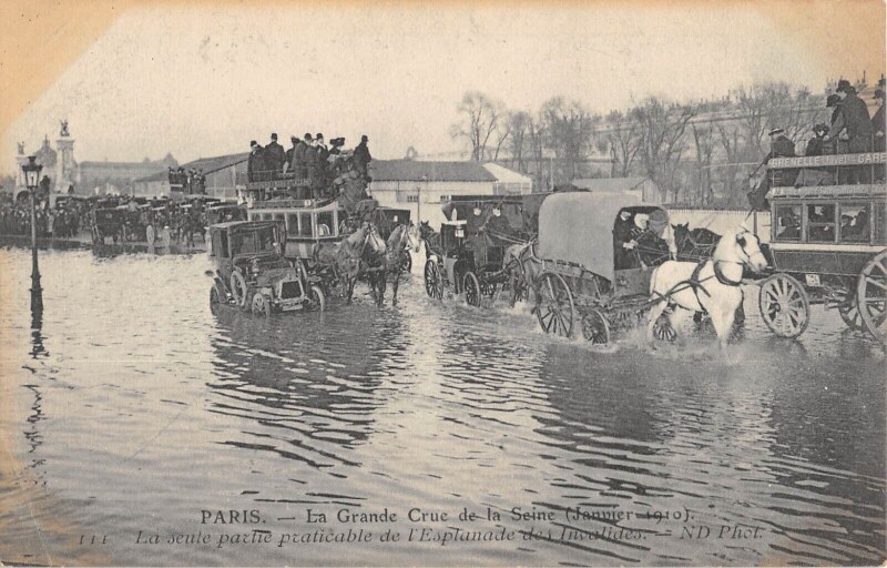 Carte postale ancienne Paris - Gde Crue De La Seine - La Seule Partie Praticable Esplanade Inval