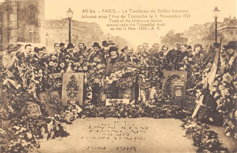 Carte postale ancienne Le Tombeau du Soldat Inconnu inhumé sous l'Arc de Triomphe le 11 Novembre 1920 à Paris 16e